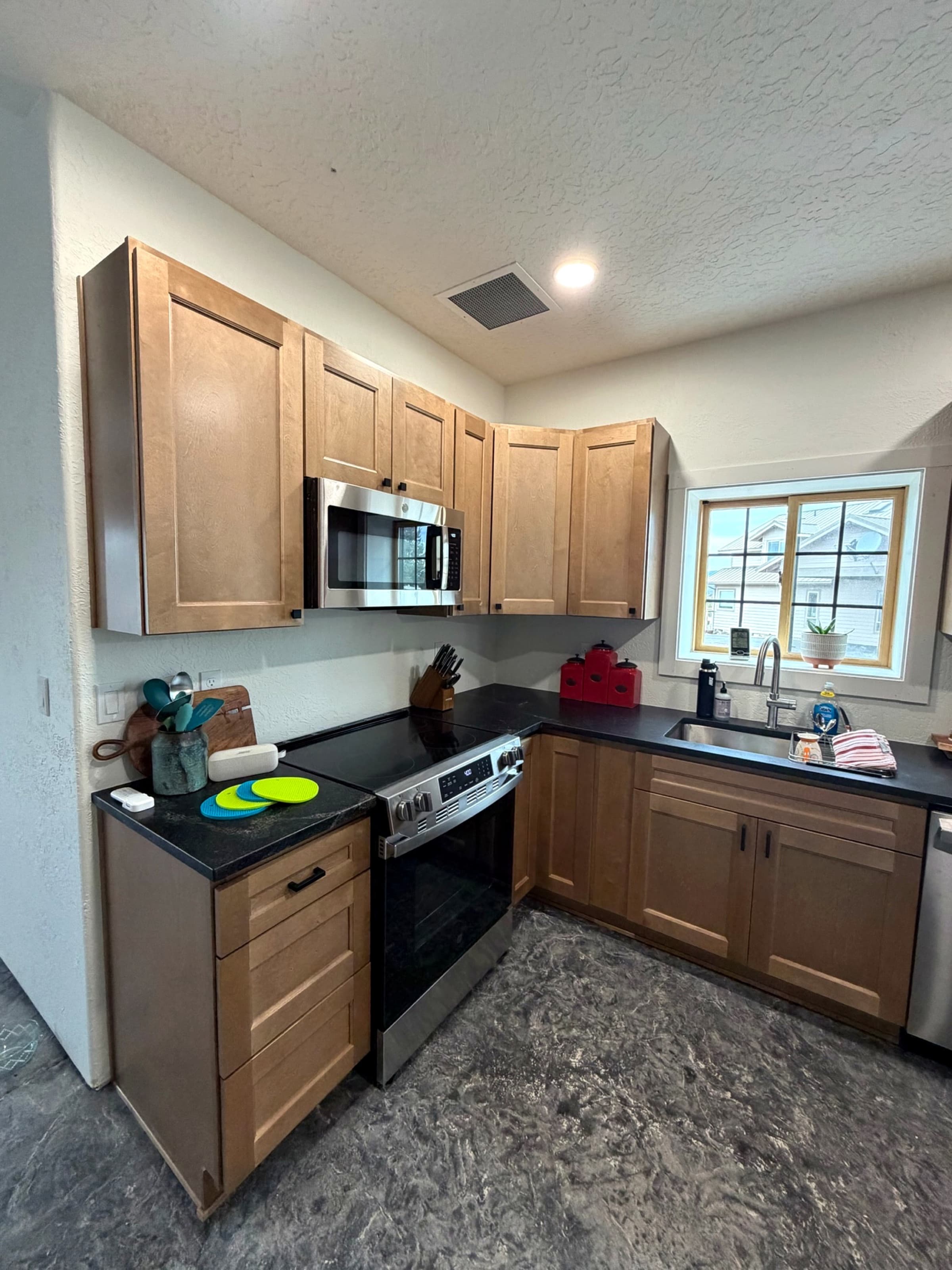 Martinsen Construction, kitchen remodel with cabinetry and countertops, Central Oregon