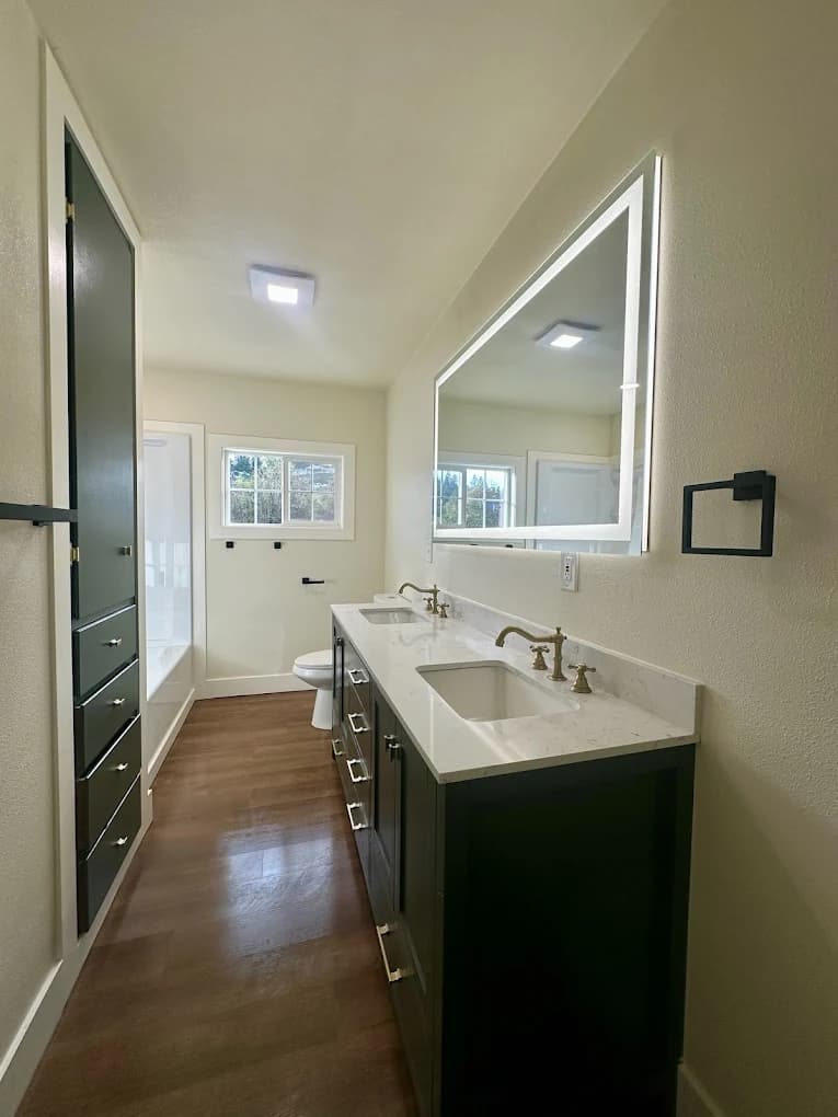 Martinsen Construction, finished bathroom with double vanity and mirror lighting, Central Oregon