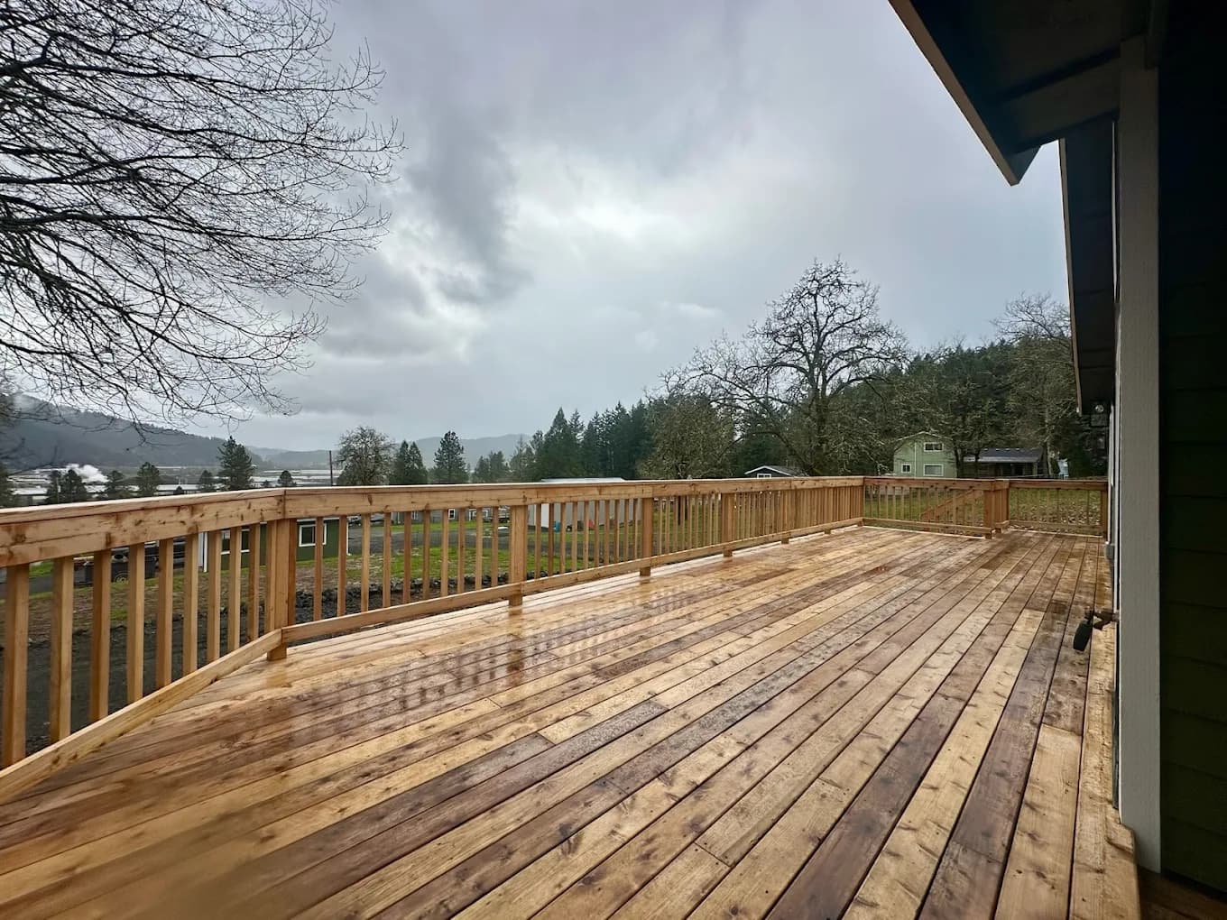Martinsen Construction — new cedar deck with Oregon scenic view